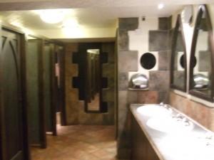 Die Toiletten im "Pit and Pendulum"